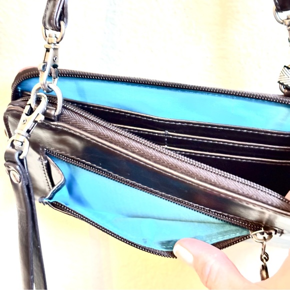 NWT Distressed American Flag Wristlet/Wallet/Crossbody - Picture 5 of 9